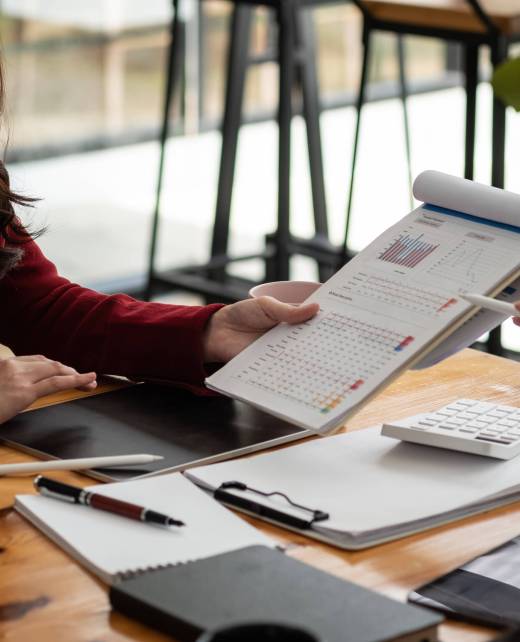Group of people Analysis Business Accounting working with Individual income tax return Accounting concept. Discussion Meeting Concept Asesoramiento contable